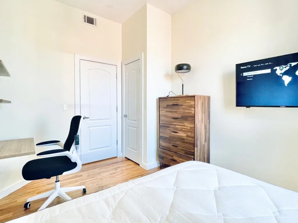 Building Photo - Furnished room/NOT APARTMENT
