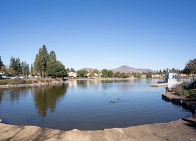 Building Photo - Eastlake Gem