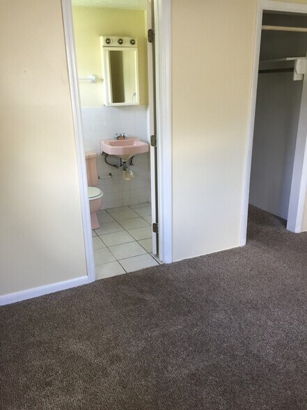 Building Photo - 685 HWY 441 SE