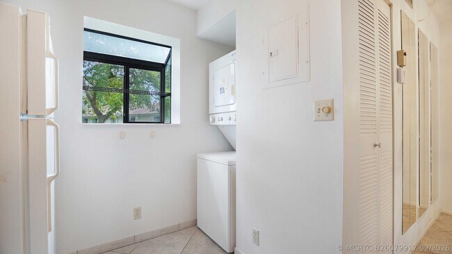 Building Photo - 505 Gardens Dr
