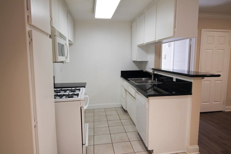 Building Photo - 15040 Moorpark St