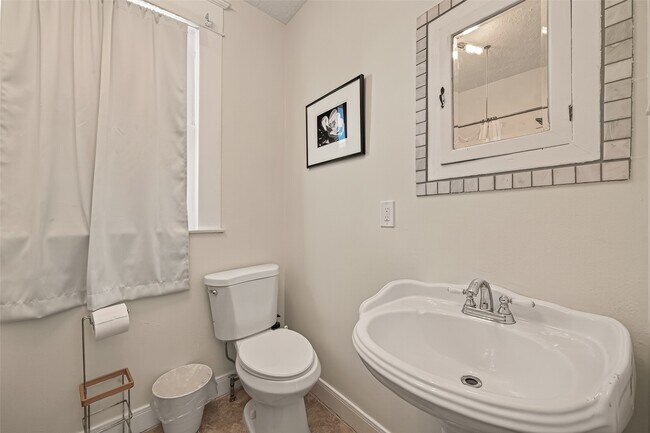 Building Photo - 324 W Alabama St