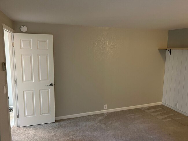 Building Photo - Lovely South Hills home, 4BD/3BA, Available early June!
