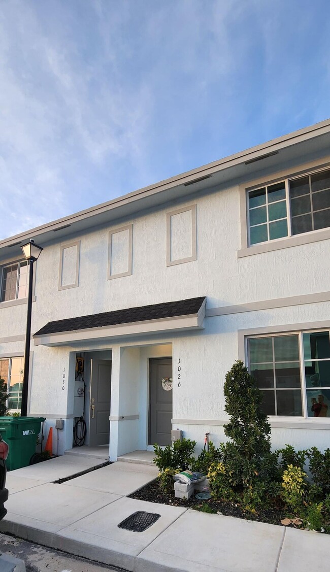 Building Photo - 1030 W Davis Pkwy