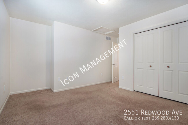 Building Photo - 2551 Redwood Ave