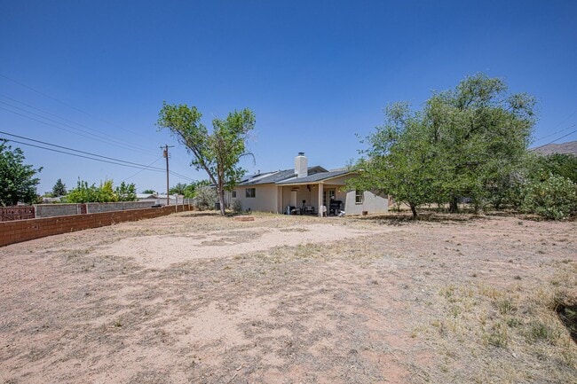Building Photo - Spacious 3 Bedroom home with Solar Panels