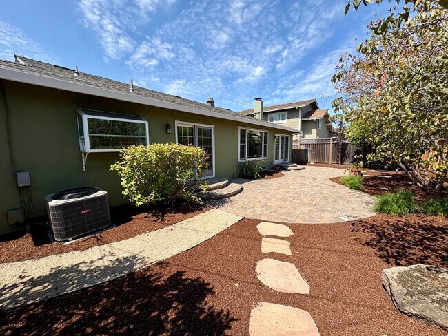 Building Photo - 3057 Carleton Pl