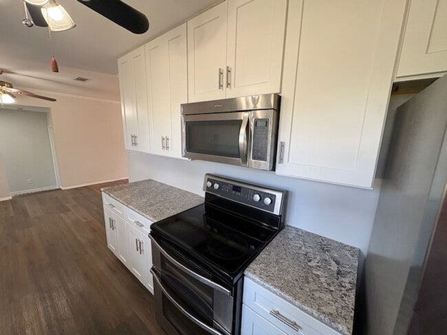 Building Photo - 118 Czar Ln