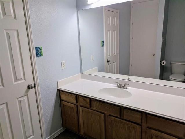 Building Photo - 2200 Fieldcrest Dr