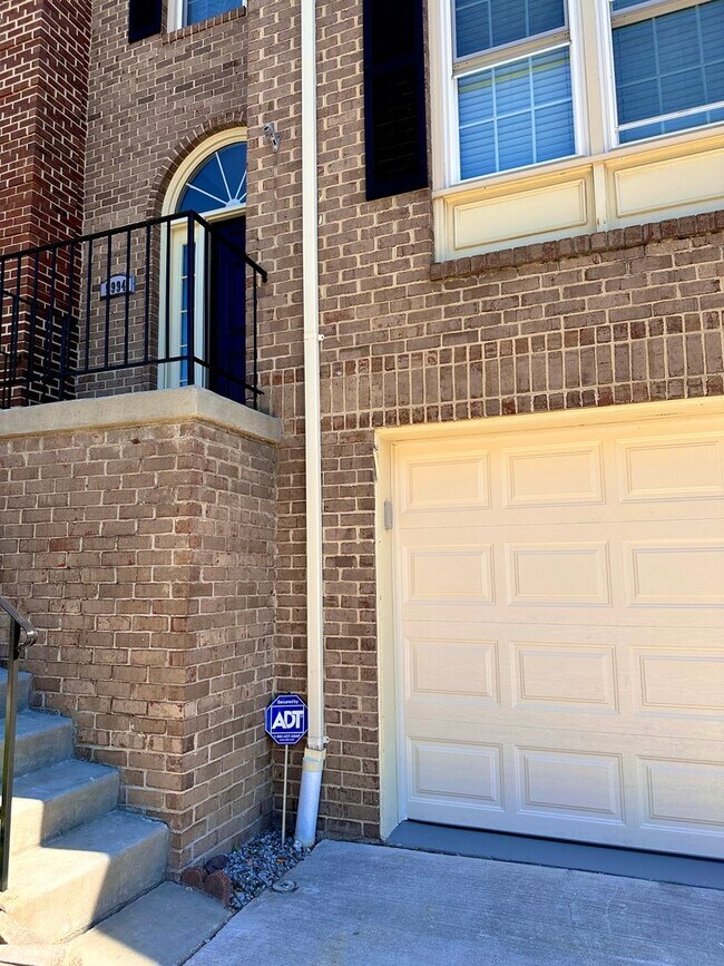 Building Photo - Renovated Kingstowne Townhouse | 3 Beds, 2...
