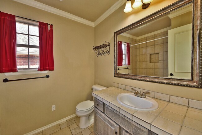 Building Photo - Amazing Home - 3 bed 2 bath - Edmond Schools