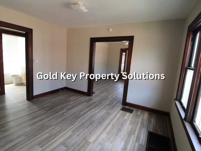 Building Photo - 2 BR 1 BA House with New Flooring and Paint (SECTION 8 APPROVED)