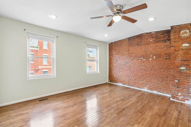 Building Photo - 1528 Bainbridge St