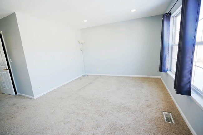 Building Photo - 2441 Oneida Ln