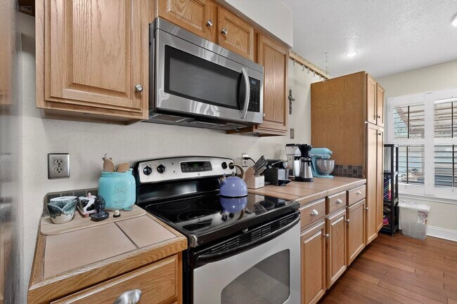 Building Photo - 6500 Martin Ct NE