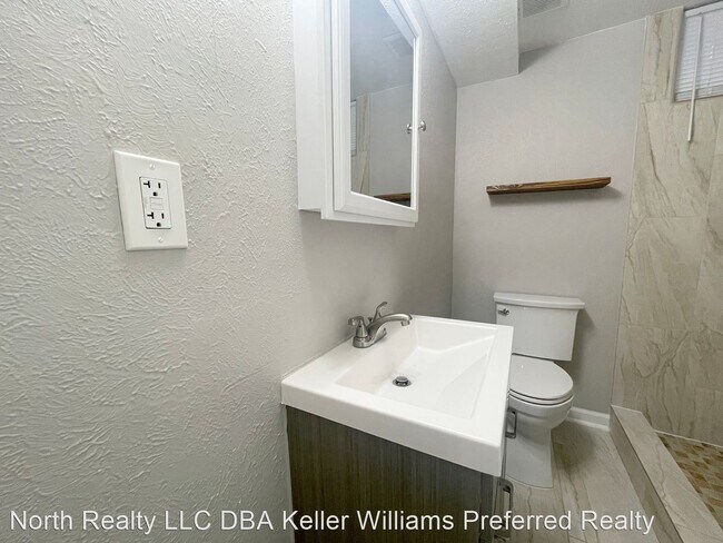 Building Photo - 2 br, 1 bath House - 1184 Clinton St. #B
