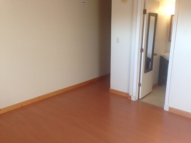 Building Photo - Large 1 Bedroom Condo in Fort Sanders near...