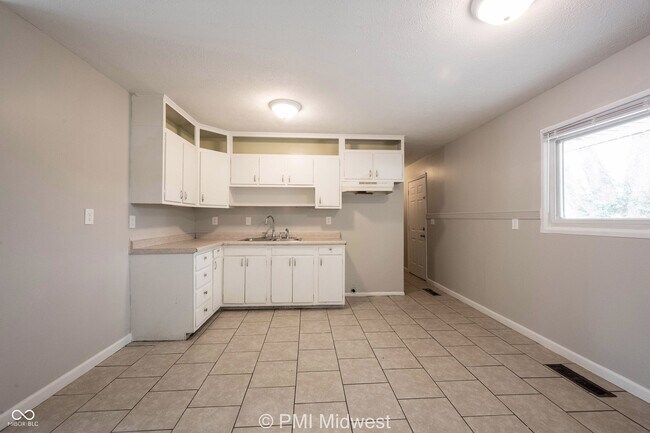 Building Photo - 5925 Sunwood Dr