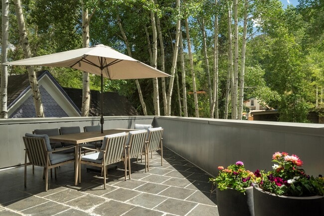 Building Photo - 506 W Hallam St