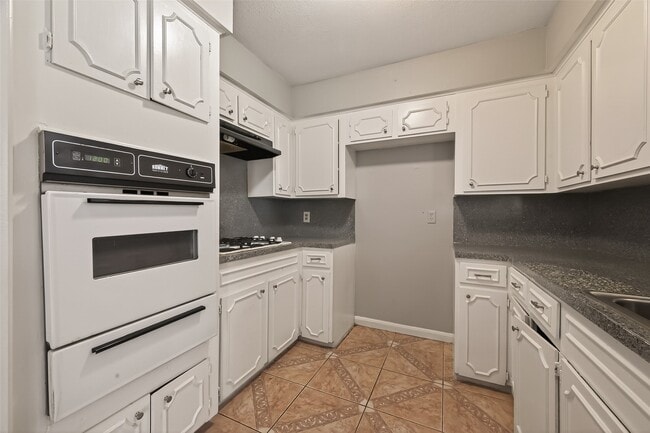 Building Photo - 10607 Bainbridge St