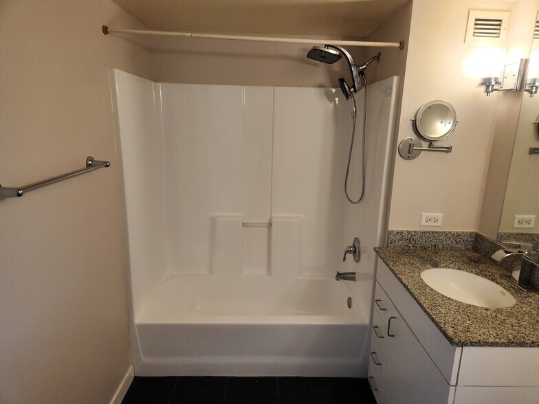 Shower with tub - 425 W Beech St