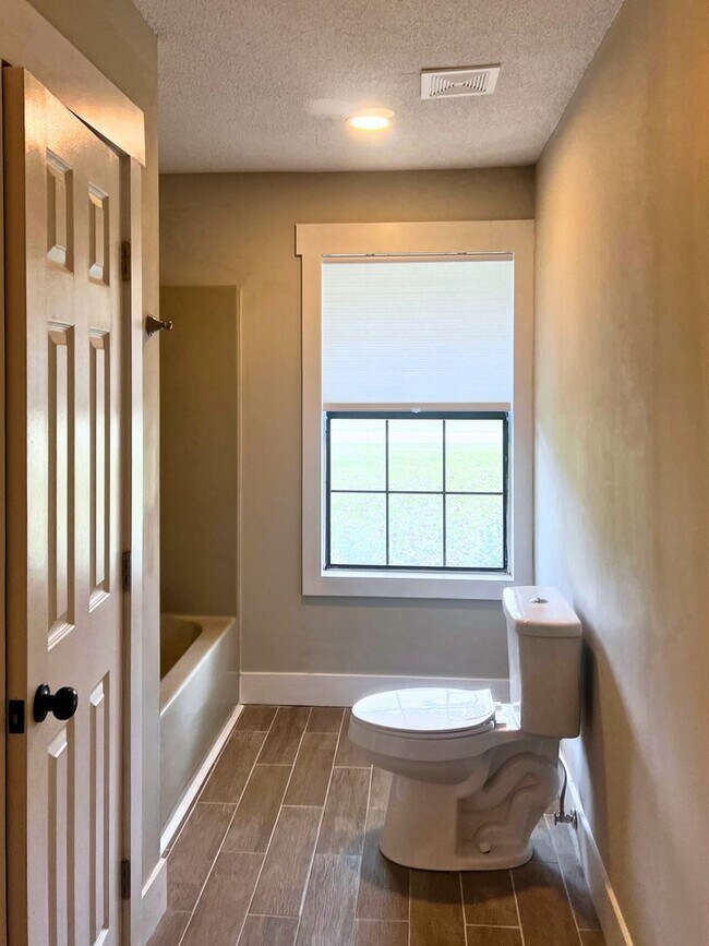 Building Photo - Spacious 4 Bedroom Home with Flex Room & S...
