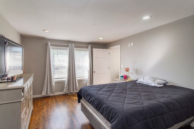 Building Photo - 5210 W 54th St