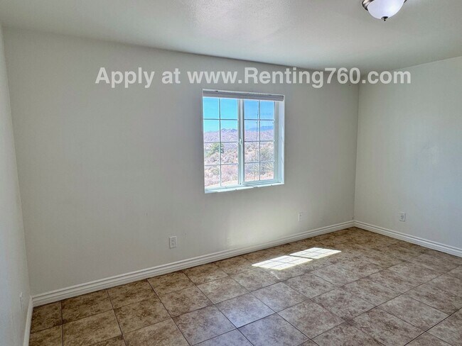 Building Photo - 3 Bed 2 Bath Home With Scenic Desert Views