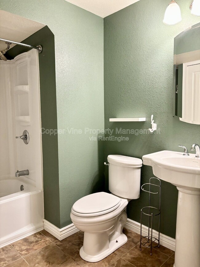 Building Photo - 930 Button Rock Dr