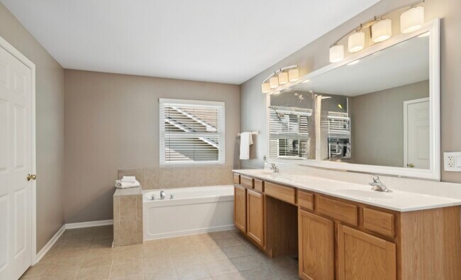Building Photo - 841 Barclay Dr