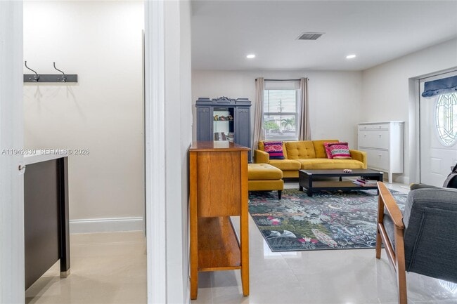 Building Photo - 320 S 28th Ave