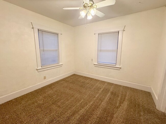 Building Photo - Now Available – Charming 2-Bedroom Cottage in Shelton!