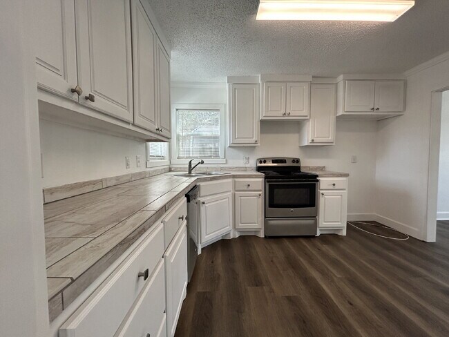 Building Photo - Beautiful Home near Middle School & Park!