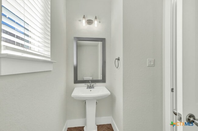 Building Photo - 1031 Lime Gruene