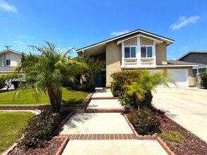Building Photo - 4 bed, 3 bath located in Anaheim!