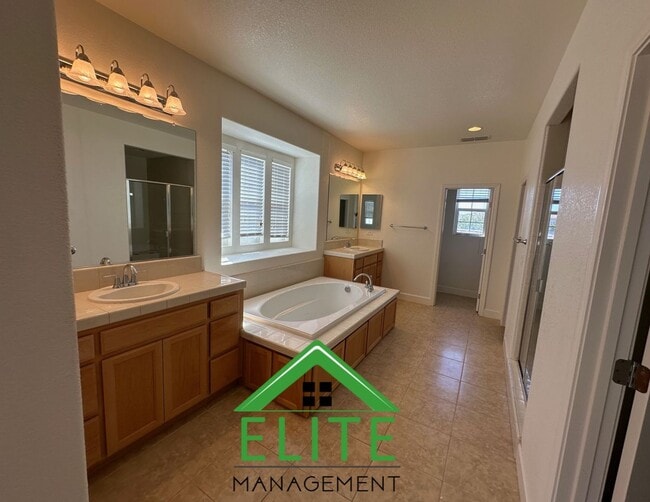 Building Photo - Spacious and Stylish 4-Bedroom Home in Des...