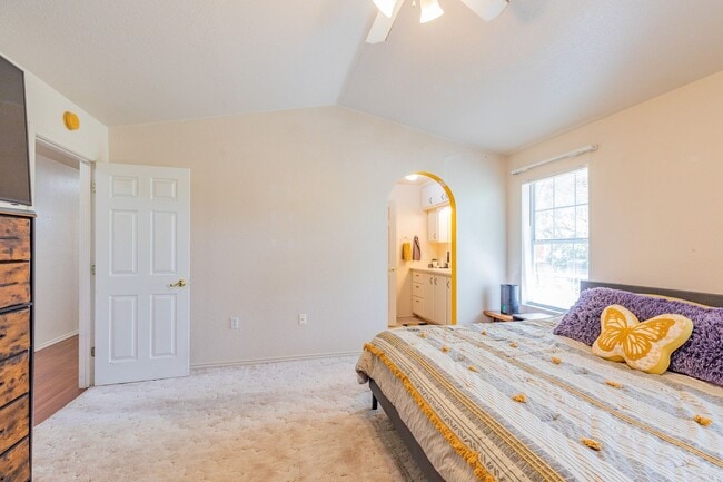 Building Photo - Conveniently located 3 Bedroom, 2 bath
