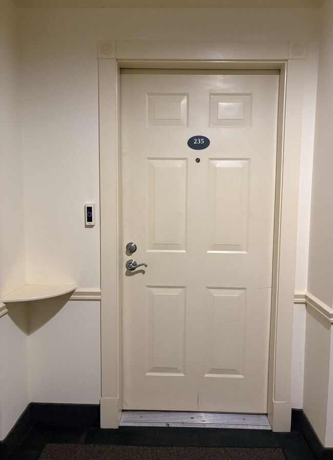 Building Photo - Spacious and Stylish 2 bedroom, 2 bath condo is desirable Coachman's Ridge complex