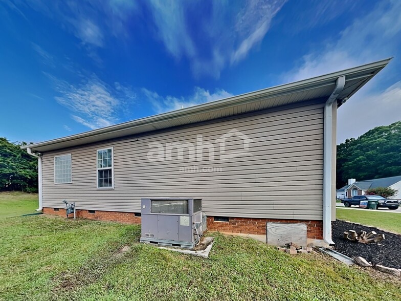 Building Photo - 604 Lake Lennox Dr