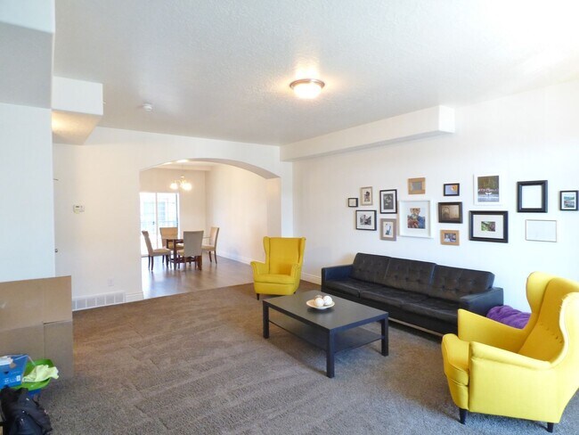 Building Photo - 3 Bd 3.5 Bath 2 Car Garage Townhome in Sandy