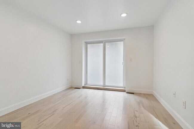 Building Photo - 4220 Chestnut St