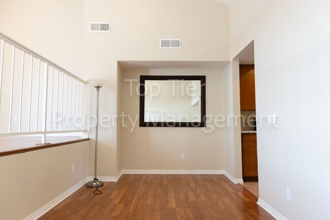 Building Photo - Beautiful 2 bed, 2.5 bath, 1373 sqft Townh...