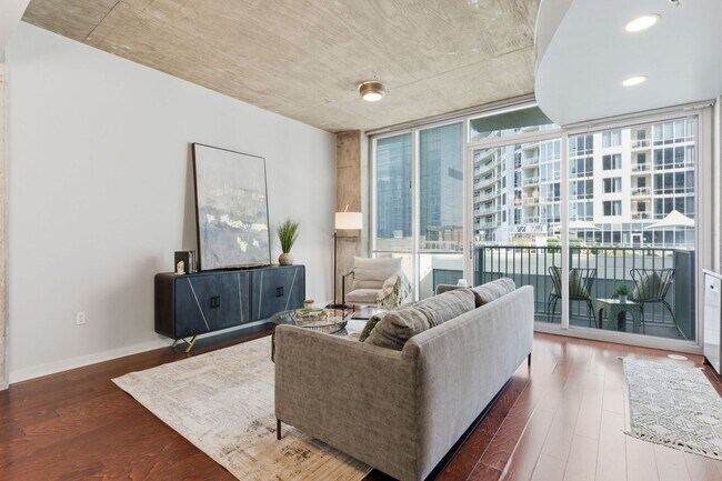 Building Photo - Great price on 9th Floor of Encore Building Downtown Nashville. One Bed One Bath. Resort style am...