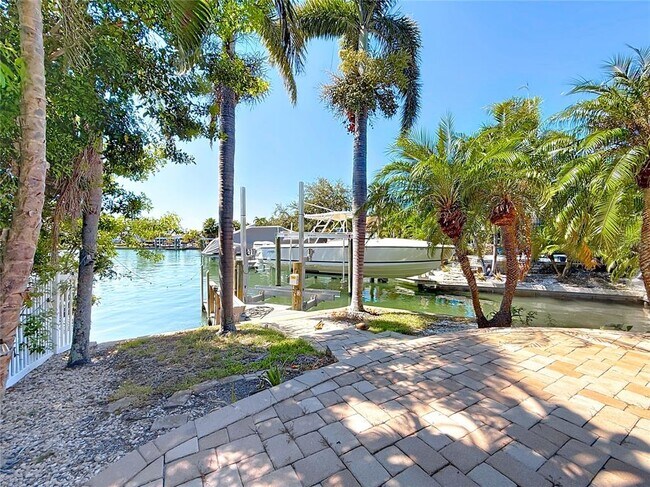 Building Photo - 25 Island Dr