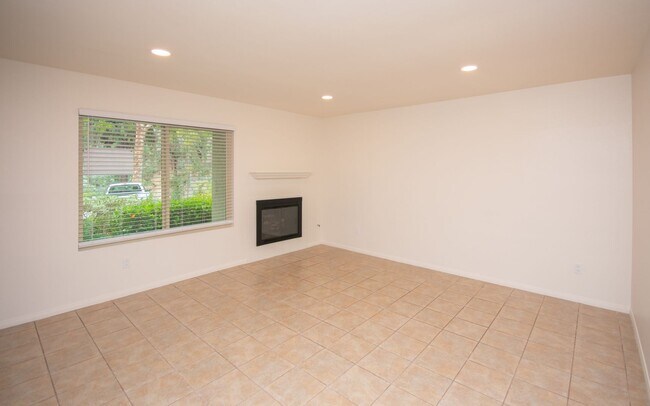 Building Photo - 3 Bedroom, 2.5 Bathroom Townhome!