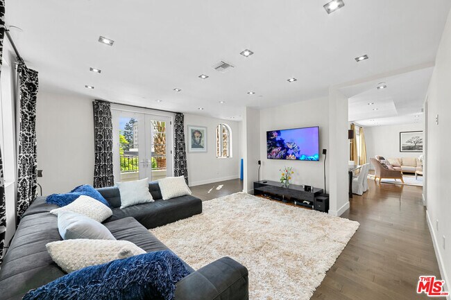 Building Photo - 443 N Palm Dr