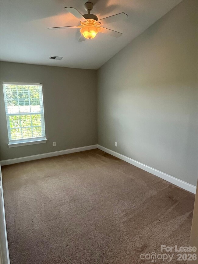 Building Photo - 340 Halton Crossing Dr SW