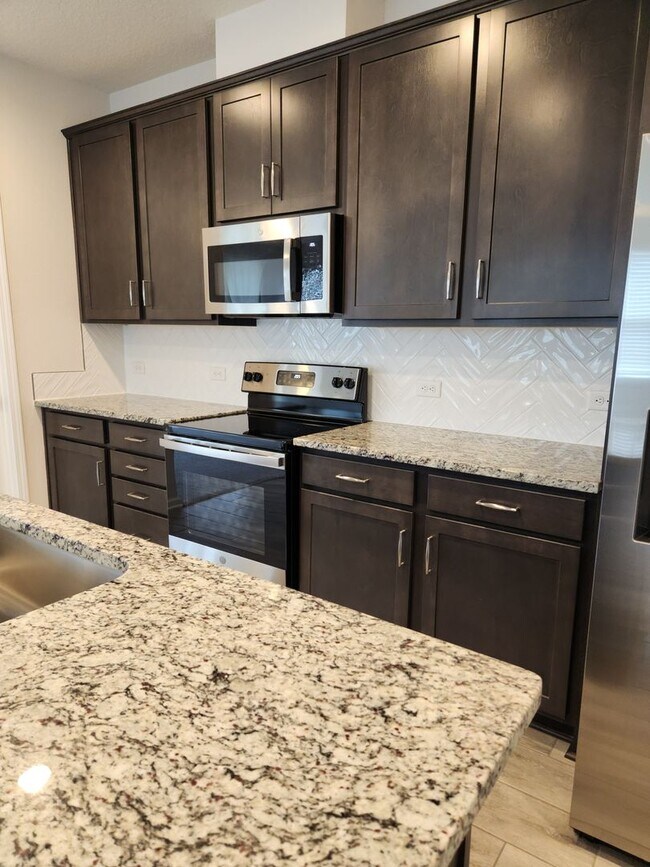 Building Photo - Perfect size, perfect location!