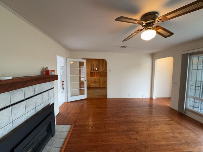 Building Photo - 4029 Walnut Dr
