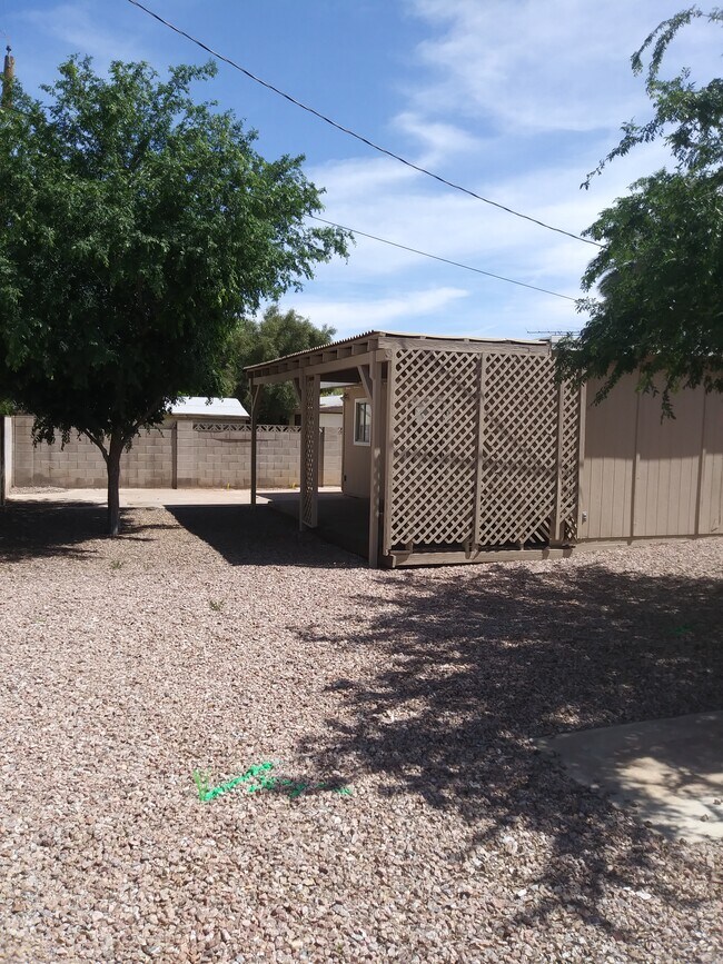 Building Photo - 1130 W 9th St